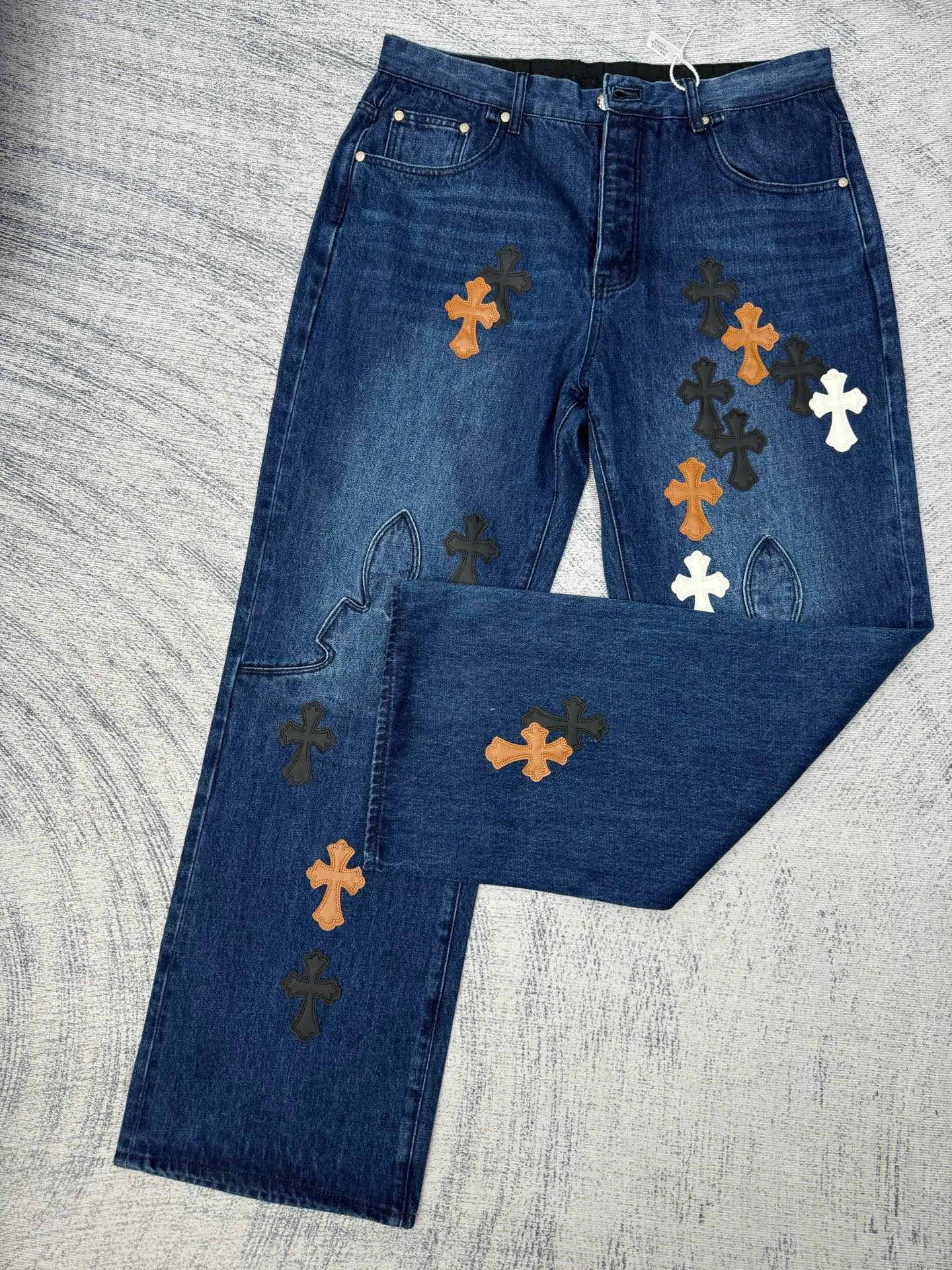 P750 Chrome Heat CH limited flame patch leather jeans Size: 30/32/34/36/38 This jeans is a store VIP limited edition (can only be purchased by store VIPs) and is not an official website model, so it is even rarer. When we got it back, we found that these pants were different from the usual 501 version. These pants were made of CH's own soleplate, not the 501 soleplate. So I can only customize the fabrics myself and rely on various relationships to get the raw material fabrics. The washing process also took dozens of attempts to finally achieve the effect we wanted. This pair of pants uses a total of 35 pieces of leather, all of which are second-layer cowhide. Therefore, whether the material is leather label or wash label, fabric or hardware, the mold needs to be re-opened and the cross must be sewn manually (in order to restore it, it can only be done manually).